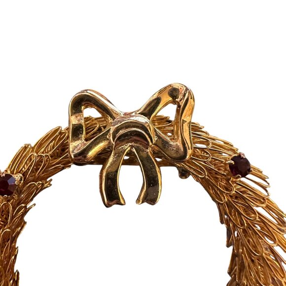 Vintage Gold Tone Wreath Brooch Bow Red Green Rhinestones Christmas Jewelry - Picture 10 of 12